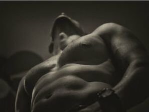 Hombre desnudo que aumentó el gel del pene