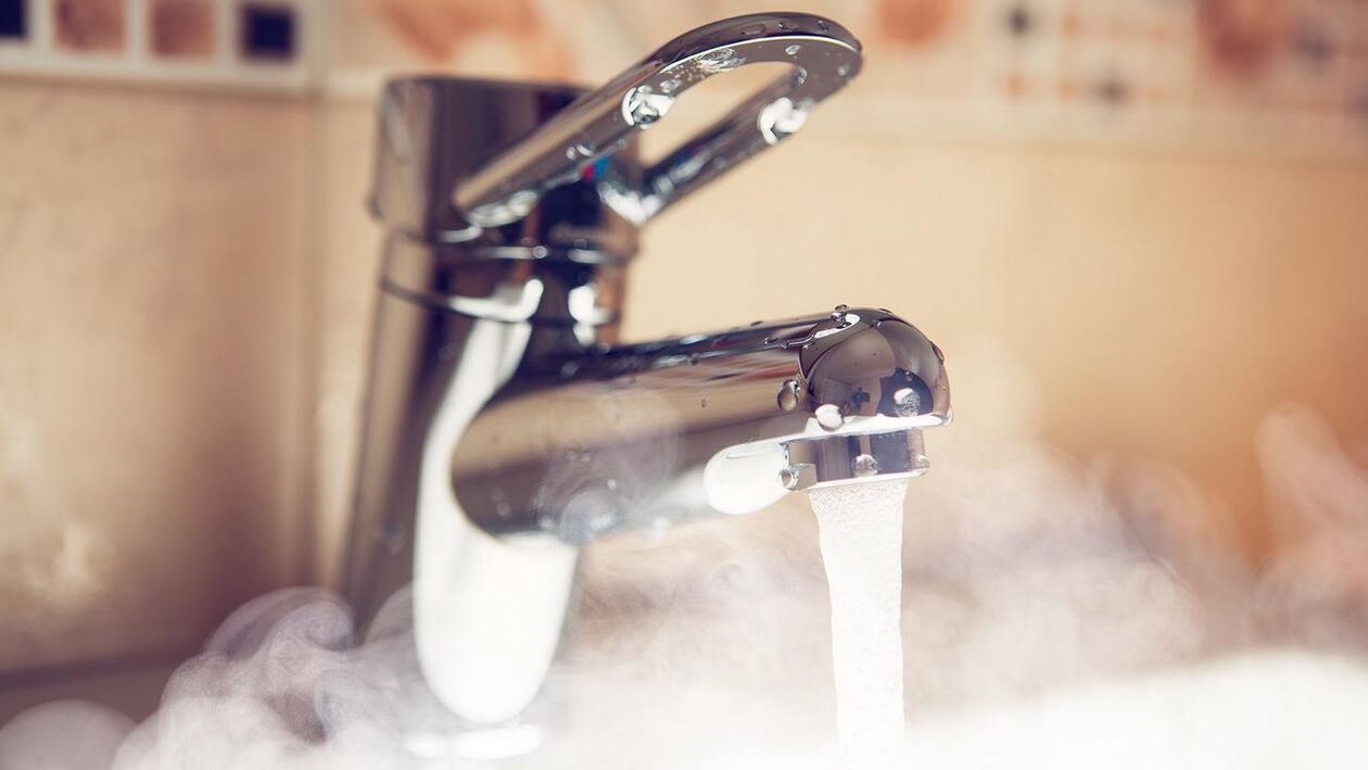 grifo de agua caliente para vaporizar el pene antes de agrandarlo con refresco