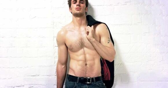 hombre brutal con pene agrandado